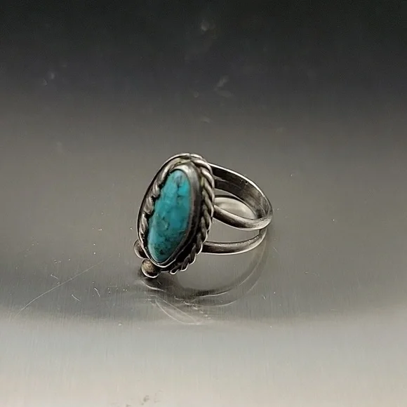 5g Vtg Native American Old Pawn Turquoise And Sterling Silver Size 7 Ladies Ring - Picture 2 of 16